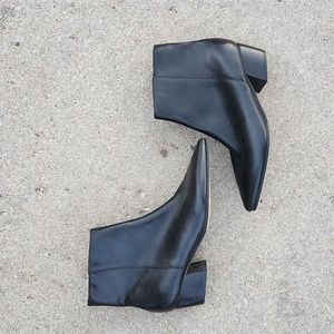 Marc Fisher Black Leather Ankle Bootie 6.5 Pointed toe Fall Winter Classy